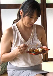 父親と離婚して一人になった母を支える倅は無防備にチラチラ見える乳首とオナニーで喘ぐ声に性欲が爆発！我慢出来ずに禁断の行為へと走る生ハメ交尾！534228