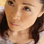 欲求不満を募らせ台所でオナニーに耽る母。オナニーで満足出来ずに倅の肉棒にしゃぶりつく淫乱発情母と禁断の情事！535109