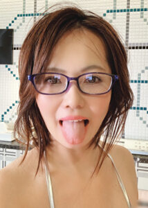 【個人撮影】インテリ系爆乳女子の舌ねじ込み鼻フェラ～勢いの良い唾吐きを添えて～ しょうこ519524