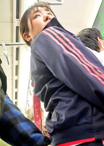 巨乳少女羞恥電車 発育した胸を変態性癖で汚しまくれ！ 推定Kカップ 玩具イカセ肉感娘469972