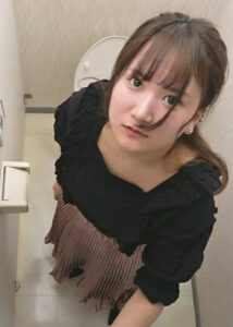トイレ修理業者の悪行！哀れカメラに気付いた巨乳ちゃんはガシマンされて潮を吹かされる
