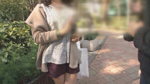 シャープな瞳と端正な顔立ちでとても気が強い奥様と思いきや、脱がせてみると断れないオンナNO.1の神回。「困ります」と言いつつもイイナリな奥様